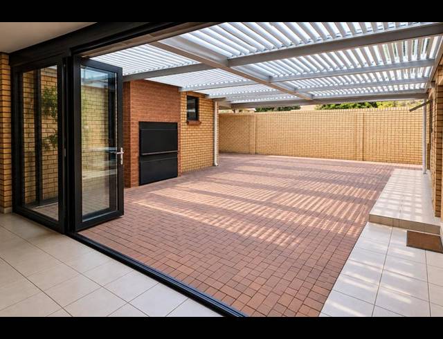 3 BEDROOM TOWNHOUSE FOR SALE IN LANGENHOVENPARK